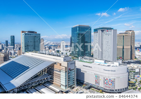 晴天下的大阪府大阪市JR大阪站和梅田大廈(攝於2021年) 晴天下的大阪府大阪市JR大阪站和梅田大廈(攝於2021年) 84644374