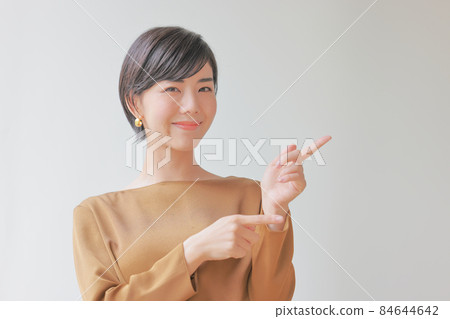 女人指著邊 2 84644642