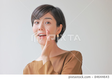 女性用手靠近嘴說話 1 84644643