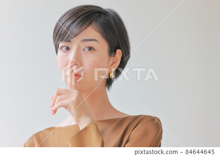 這是一個秘密_和一個將食指放在嘴上的女人1 84644645