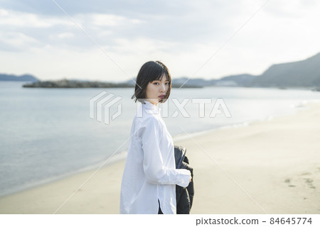 在冬天的海或湖中旅行的女人 在冬天的海或湖中旅行的女人 84645774