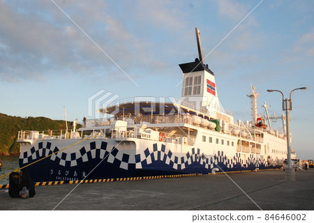 “Sarubia”丸於早上抵達伊豆大島岡田港 84646002