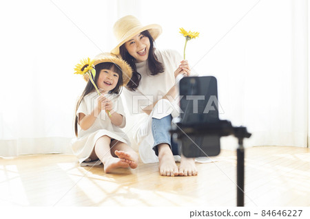 Parents and children taking selfies on their smartphones 84646227