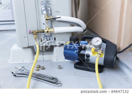 Air conditioner outdoor unit and vacuum pump Air conditioner outdoor unit and vacuum pump 84647132
