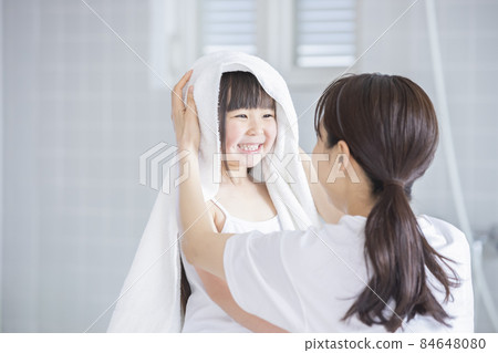 做毛巾烘乾的女孩 84648080