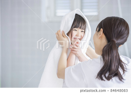 做毛巾烘乾的女孩 84648083