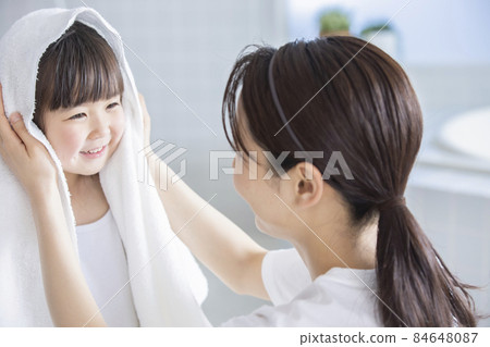 做毛巾烘乾的女孩 84648087