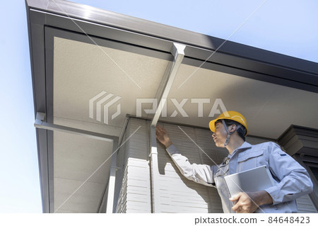 Inspection of rain gutters 84648423