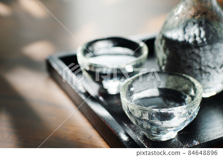 透過樹木在陽光下的冷清酒 84648896