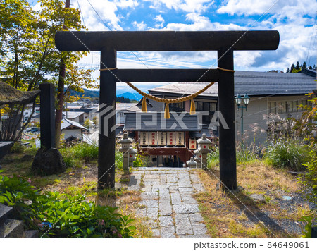 諏訪溫泉神社 山形縣藏王溫泉 的鳥居和燈籠 照片素材 圖片 圖庫