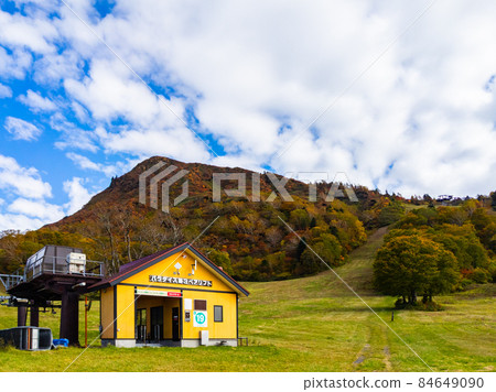 Zao Onsen Ski Resort in autumn colors and Sanpokojinsan (Zao Onsen, Yamagata Prefecture) 84649090
