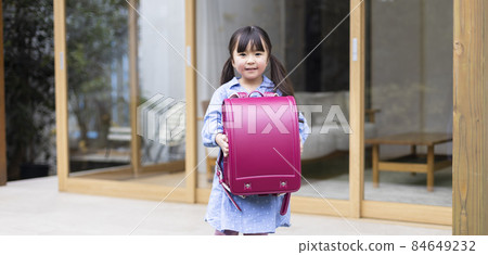 帶著書包的新一年級學生 84649232