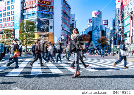 Morning commute business woman Shibuya 84649592
