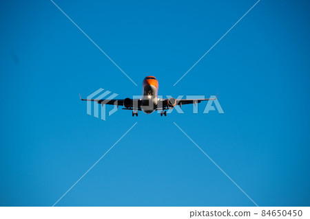 Airplane 2 in front of you just before landing 84650450