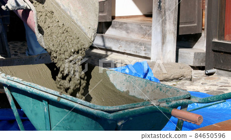 Ready-mixed concrete flowing out of the mixer car 84650596