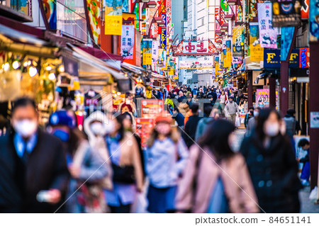 The world is shaken by the Tokyo cityscape of Japan, Omicron stock. December. Many people in "Kamichu" parallel to Ameya = 2 days 84651141