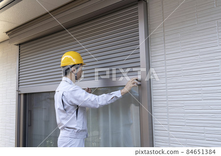Inspection of window shutters in houses 84651384