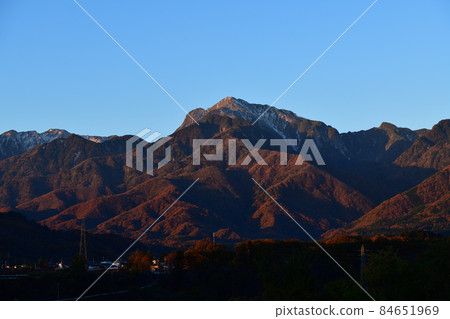 深秋朝陽下的海駒岳北斗市白州町 84651969