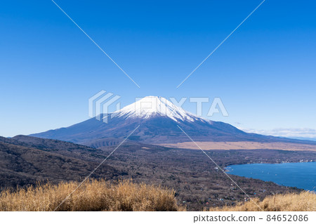 Mt. Fuji seen from the summit of Mt. Myojin (Myōjinyama) (Mt. Mikuni hiking course of Lake Yamanaka) 84652086