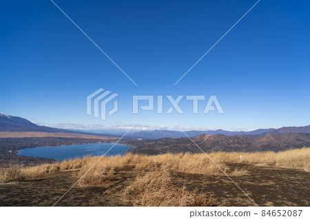 Lake Yamanaka seen from the summit of Mt. Myojin (Myōjinyama) (Mt. Yamanaka hiking course) 84652087