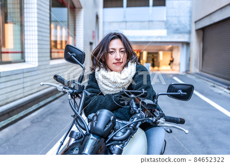 乘坐摩托車涉谷上下班的女商人 84652322