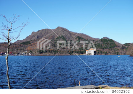 群馬縣榛名湖背後的山是鴨岳岳。 群馬縣榛名湖背後的山是鴨岳岳。 84652502