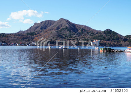群馬縣榛名湖背後的山是鴨岳岳。 群馬縣榛名湖背後的山是鴨岳岳。 84652503