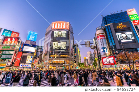 日本 12 月的東京城市景觀。世界因 Omicron 的股票而動搖。澀谷是令人震驚的人流爆炸超出電暈前方= 2天 84652724