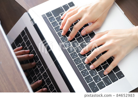 At hand to input with the keyboard of the personal computer 84652983