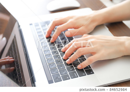 At hand to input with the keyboard of the personal computer 84652984