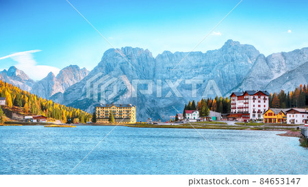 Fantastic sunny view of famous Misurina lake during autumn period 84653147