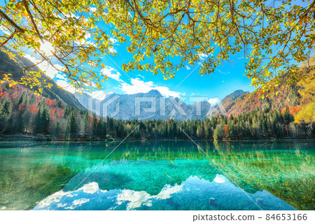 Breathtaking view of Fusine lake with Mangart peak on background 84653166