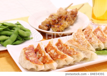 餃子烤雞肉串毛豆啤酒 84654391