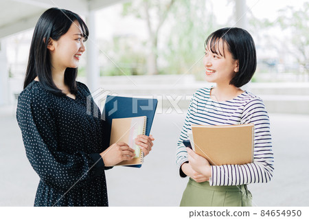女大學生在校園裡聊天 84654950