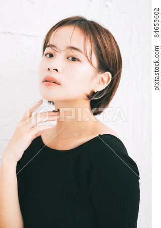Young women's hairstyles, beauty images 84655602