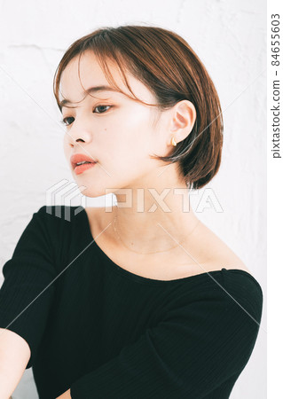 Young women's hairstyles, beauty images 84655603