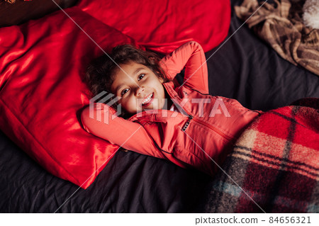 little girl in bed before going to bed little girl in bed before going to bed 84656321