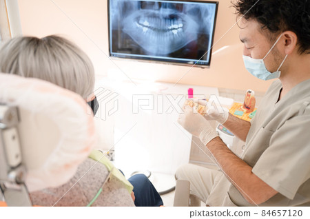 在醫生辦公室調整假牙的牙醫 在醫生辦公室調整假牙的牙醫 84657120