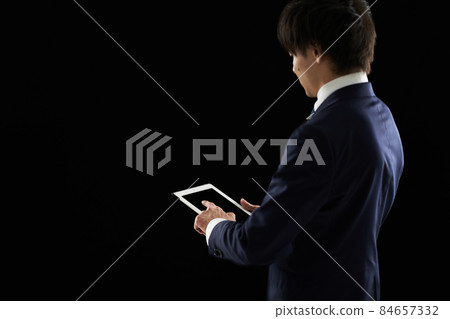 操作平板電腦的亞洲商人 84657332