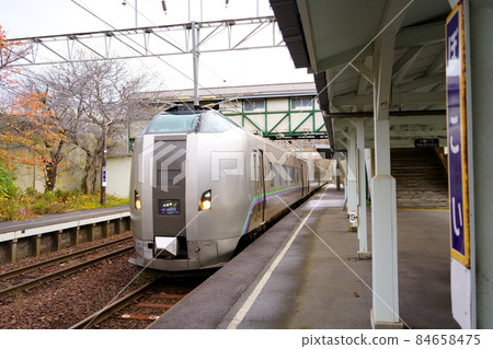 JR北海道室蘭本線Bokoi站和特急鈴蘭（北海道室蘭市） 84658475