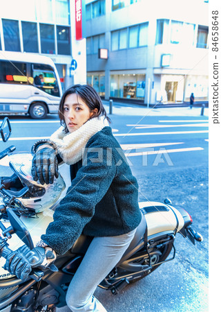 乘坐摩托車涉谷上下班的女商人 84658648