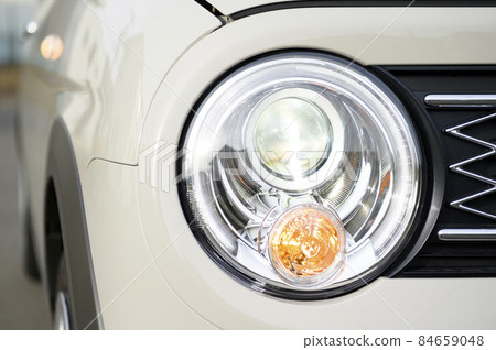 Light vehicle headlights (when lit) Light vehicle headlights (when lit) 84659048