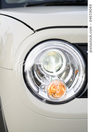 Light vehicle headlights (when lit) 84659049