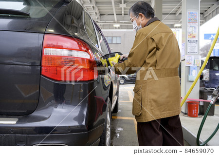 A person who refuels a car 84659070