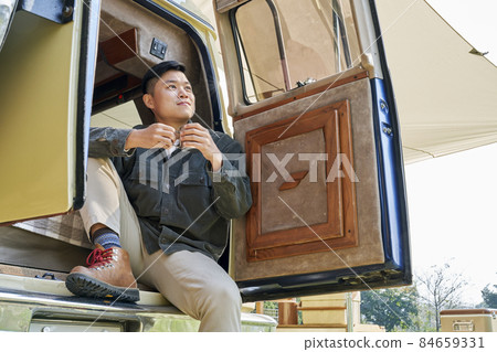 Young man, camping, campsite, travel, hobby, leisure, leisure, outdoor, camper, tent, tarp, camping equipment, Korean 84659331
