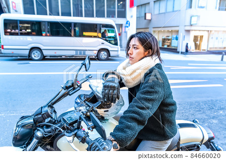 Business woman commuting by motorcycle Shibuya 84660020