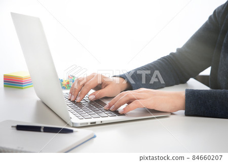 Woman using laptop, online shopping concept 84660207