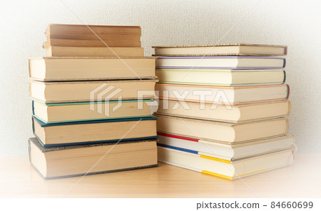 一堆書閱讀小說書籍出版物閱讀書 一堆書閱讀小說書籍出版物閱讀書 84660699