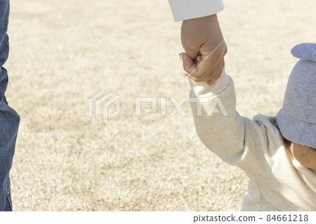 手牽手走路的寶寶(1歲4個月,女孩,日本人) 手牽手走路的寶寶(1歲4個月,女孩,日本人) 84661218