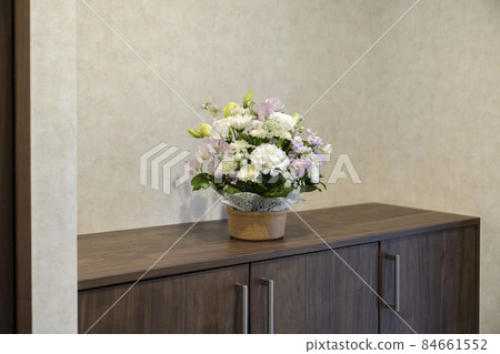 入口處鞋盒上擺放的插花 84661552